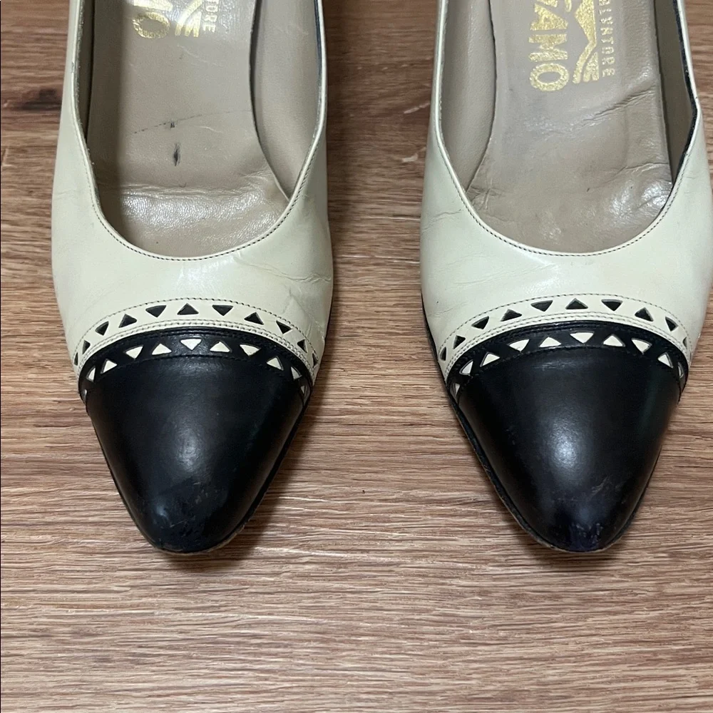Vintage Salvatore Ferragamo cream/black oxford style pumps, size 8 AA